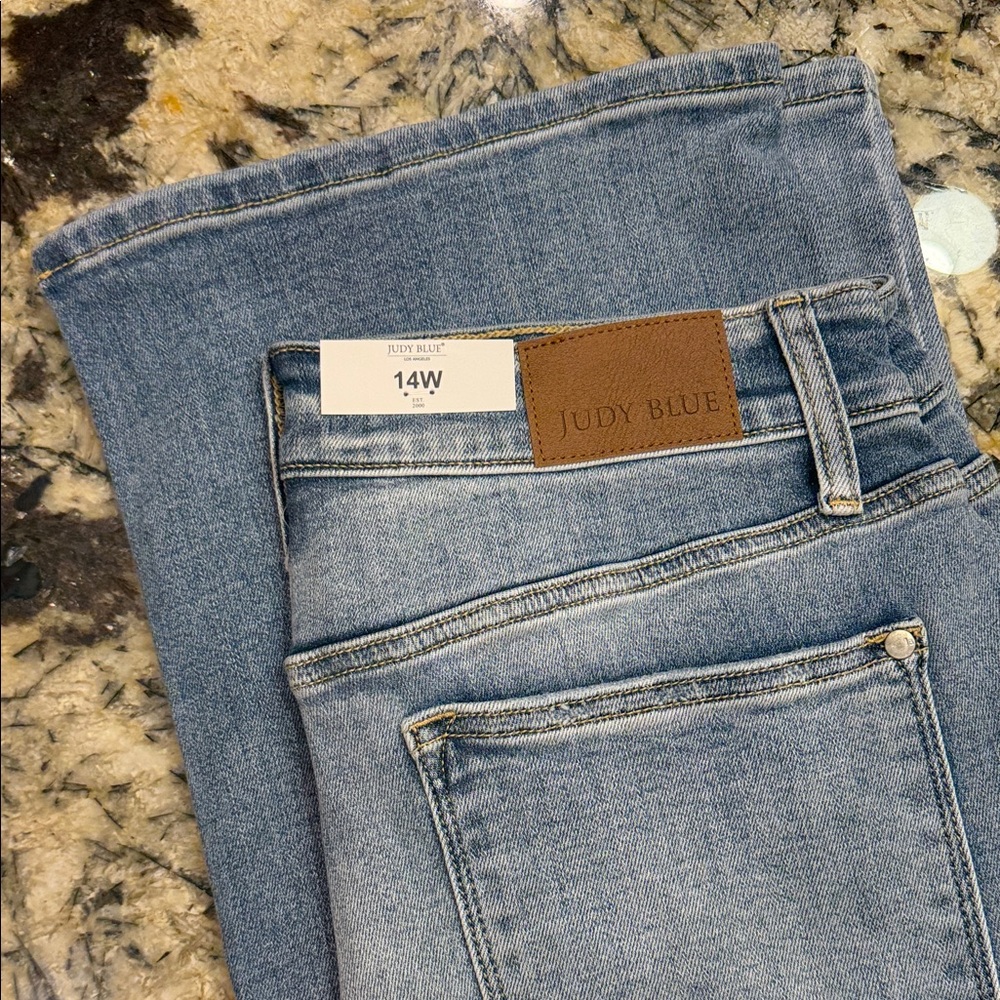 Judy Blue Light Wash Straight Fit Denim Jeans